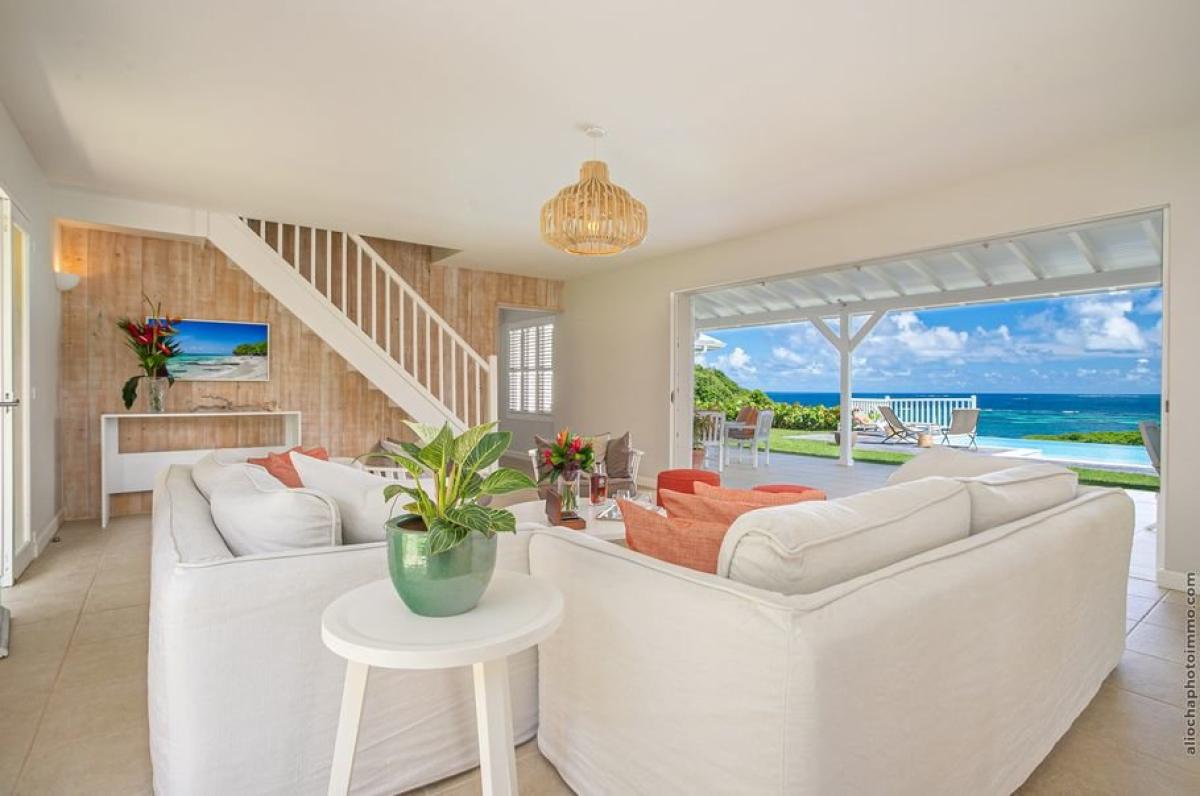 Location_Villa_Le_Vauclin_Martinique_12 personnes -salon vue escalier